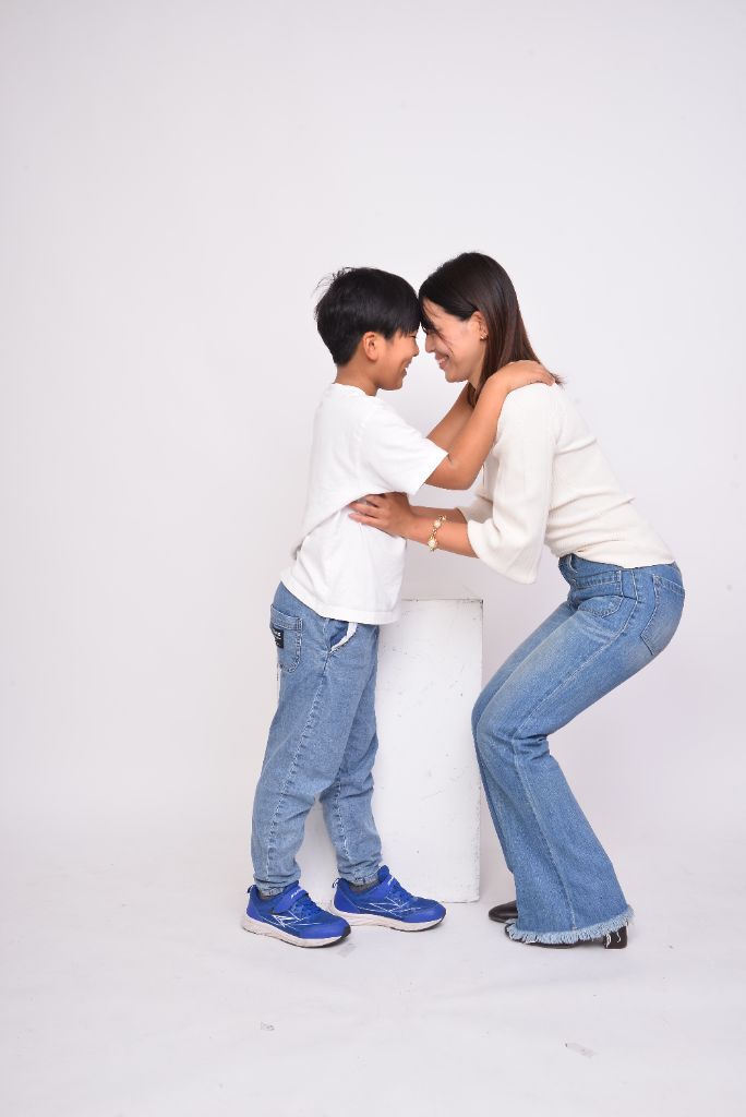 りな先生と子どもが額を寄せ合う温かなひととき